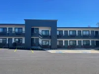 Seven Seas Inn & Suites - parking