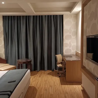 Hotel V Отели рядом с достопримечательностью «Стадион имени К.Д. Сингха»