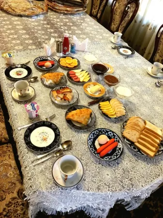 Colibri Traditional Guest House Отели рядом с достопримечательностью «Shirin Bika Aqa Mausoleum»