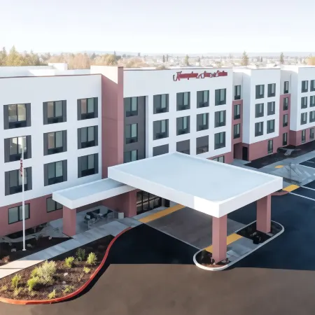 Hampton Inn & Suites by Hilton Santa Rosa Sonoma Wine Country Отели рядом с Аэропорт Чарльз М. Шульц