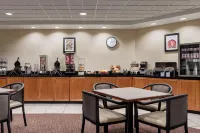 Wingate by Wyndham Louisville East - 朝食