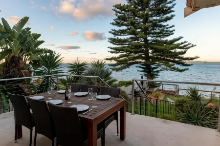 Bay 10 - Suites and Apartments Отели в г. Порт-Линкольн