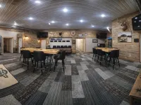 Labrador Lodge! Relax and Enjoy! 4 Main + ADD-on Bedrooms and Gathering Room Hotels in Brown County
