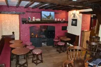 The Red Lion - Bares