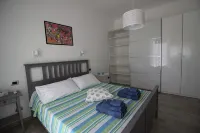 Ostia-apartment 50 mt from the beach, near historic center-sea view