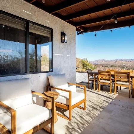 Scenic Mountain View Desert Escape. Located between Palm Springs & Joshua Tree