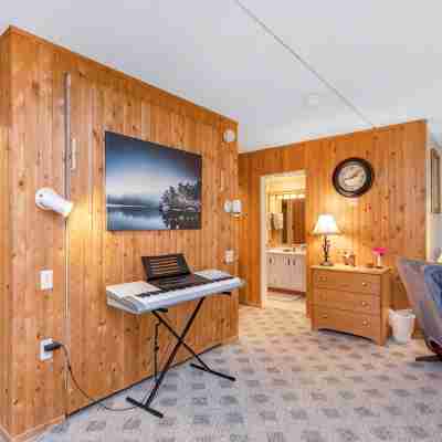 Cozy 2-bedroom condo in welcoming Cambridge with WiFi, AC Others