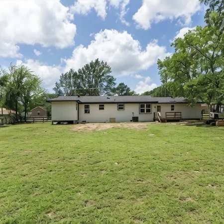 3-bedroom house with WiFi and AC in Lindale close to downtown and I-20