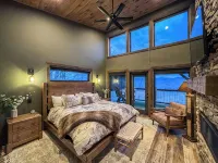 Newly Renovated! Romantic / Views / Indoor Heated Saltwater Pool / Massage Chair