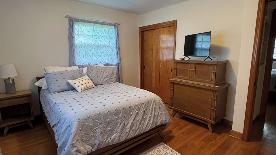 Remodeled 3 Bedroom 1 & 1/2 bath on Veterans Pkwy Jeffersonville close to I-65.
