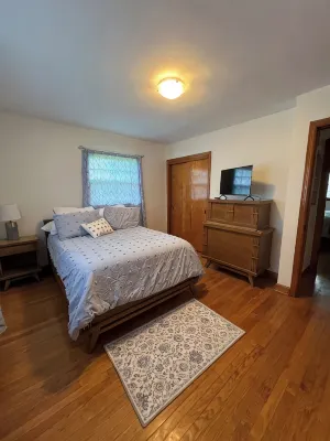 Remodeled 3 Bedroom 1 & 1/2 bath on Veterans Pkwy Jeffersonville close to I-65.