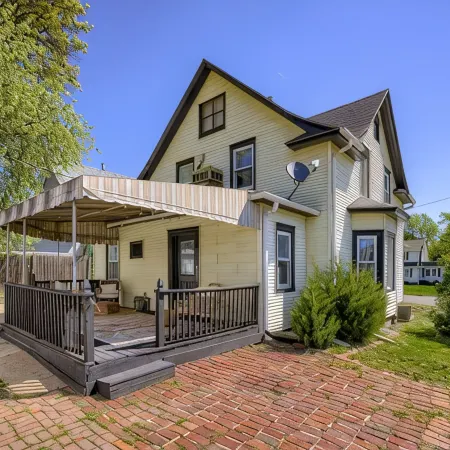 New 5BD Near UNL & DT - Poker Table & Games