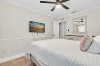 NEW* KING Bed/Centrally Located/Near Parks & Beach