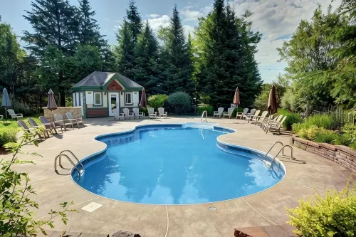 Golf Course Townhome with Deck, BBQ & Views – 4BR Mont Tremblant - Jacuzzi