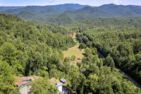 Charming Moose Lodge 2-bedroom cabin with WIFI,& Game room in Bryson City