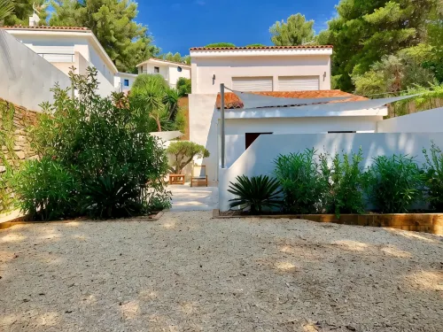 T3 garden heated pool parking close to port