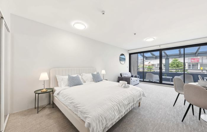 MetaWiseBnB Cronulla Beach Walk to Train & Shops
