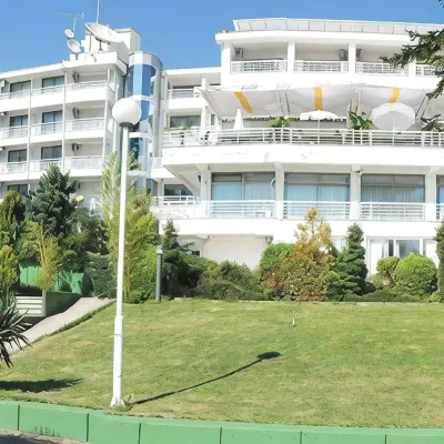 Hotel Granit Отели рядом с достопримечательностью «Пляж Лабино»