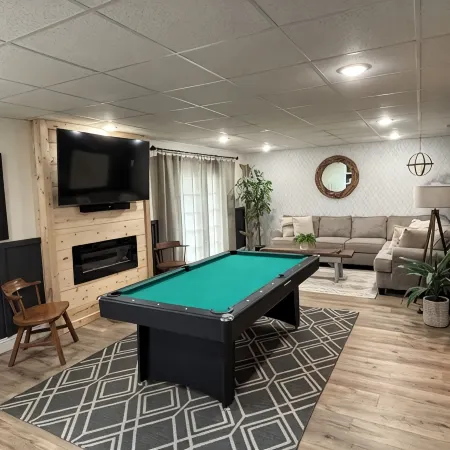 Sunshine Escape: Spacious 6Br Home w/ Outdoor Oasis & Fire Pit Near Marina