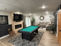Sunshine Escape: Spacious 6Br Home w/ Outdoor Oasis & Fire Pit Near Marina - 4 estrellas