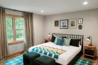 Upscale 5BR Cabin at Deep Creek - 4 King Suites + Hot Tub & Dog Friendly