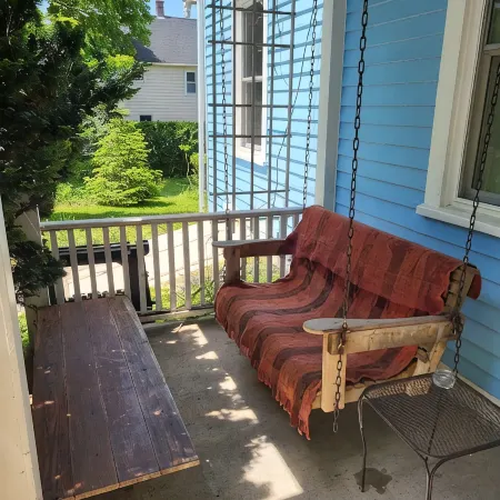 Comfortable Living in Casual 100 yr old Home, 10 min walk to Stonington Village