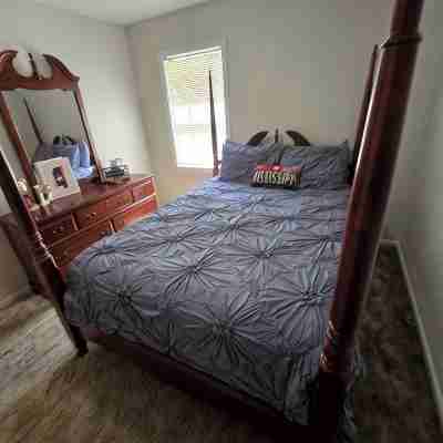 Ella's Place is a charming 3-bedroom house with AC, WiFi in East Columbus Rooms
