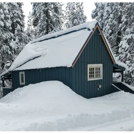 China Alley Cabin B: Cute & Cozy Cottage w/ Deck Отели в г. Пламас Каунти