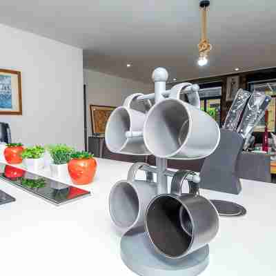 Contractors and Family-Friendly Apartment| Fast Wi-Fi and Free Parking Dining/Meeting Rooms