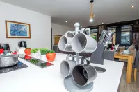 Contractors and Family-Friendly Apartment| Fast Wi-Fi and Free Parking - พร้อมWifi
