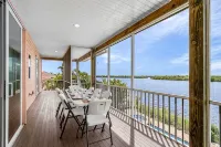 Matlacha/Cape Coral - Kokopelli  House - a  three-story Key West style residence