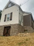 2-bedroom with a loft . Only a block away from the ATV/hiking trails !!! - 3つ星