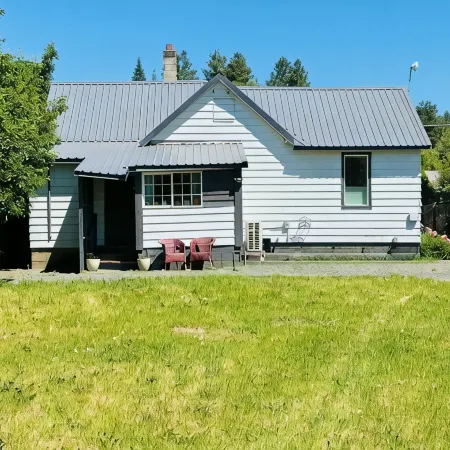 Cozy home Cle Elum 2BR/1BA, AC, EV charging, near downtown & highway access
