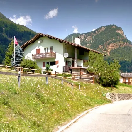 Spacious Apartment with 3 Bedrooms, 2 Bathrooms, Kitchen and Living Room