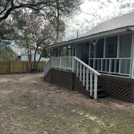 Charming 2-bedroom house in Monroeville with Wi-Fi and AC.