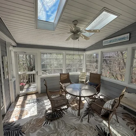 Cozy 2-bedroom townhome in charming Bethany Beach with AC, WiFi, community pool