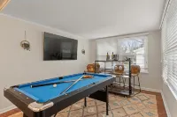5 Mins to UND - Cozy 4BD w/ BBQ & Pool Table - 4-Star