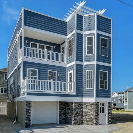 HOT TUB ON DECK, OCEAN VIEW, WALKING DISTANCE TO RESTAURANTS, BARS AND BOARDWALK
