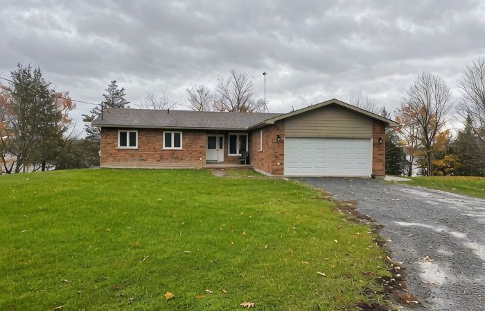 Cozy Bungalow Nestled atop North Shore Hay Bay, Napanee