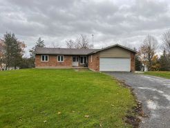 Cozy Bungalow Nestled atop North Shore Hay Bay, Napanee