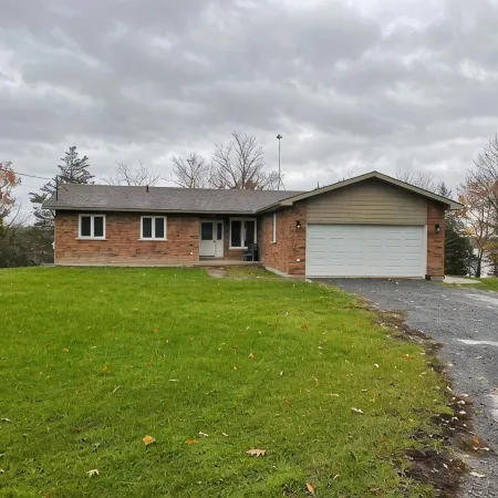 Cozy Bungalow Nestled atop North Shore Hay Bay, Napanee