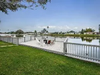 Serene Lakefront home in Tampa Bay, close to beaches and downtown Tarpon Springs Hotels in Holiday