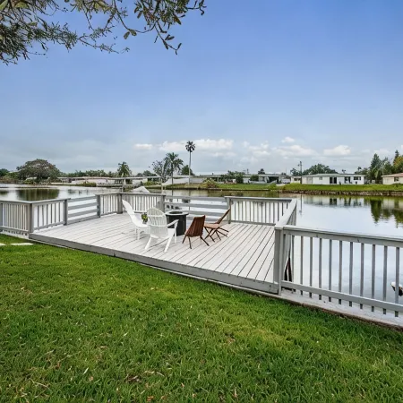 Serene Lakefront home in Tampa Bay, close to beaches and downtown Tarpon Springs