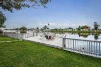 Serene Lakefront home in Tampa Bay, close to beaches and downtown Tarpon Springs