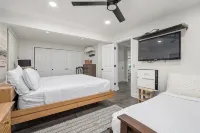 Experience Massapequa charm near Roosevelt Field Mall, 15 Mins to Jones Beach - Wifi