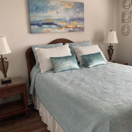 Hudson Hideaway: 2 BR/2 Bath Gulf Front Condo,Stunning Sunset from 27' Balcony
