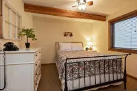 Wintergreen Retreat - bespoke luxury post & beam home on Devils Knob loop - 4-Star