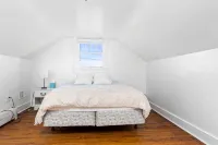 Kaiser House Sleeps 8, Traverse City 3 minutes away!  Pet friendly - Homestays