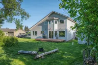 Charming 3-bedroom house with Jetted Tub and Big Backyard!