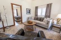 Modern Luxury Bungalow DT - Comfort, Coffee, Wine, Beer, Restaurants and More!